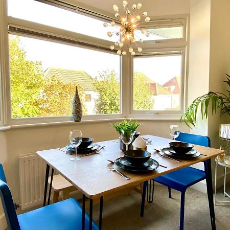 2 Min Walk To The Best Beach! Stunning Newly Refurbished Stylish 2 Bedroom Apartment! - Great Location - Free Parking - Fast Wifi - Smart Tv - Sleeps Up To 4! Close To Bournemouth & Poole Town Centre & Sandbanks ภายนอก รูปภาพ