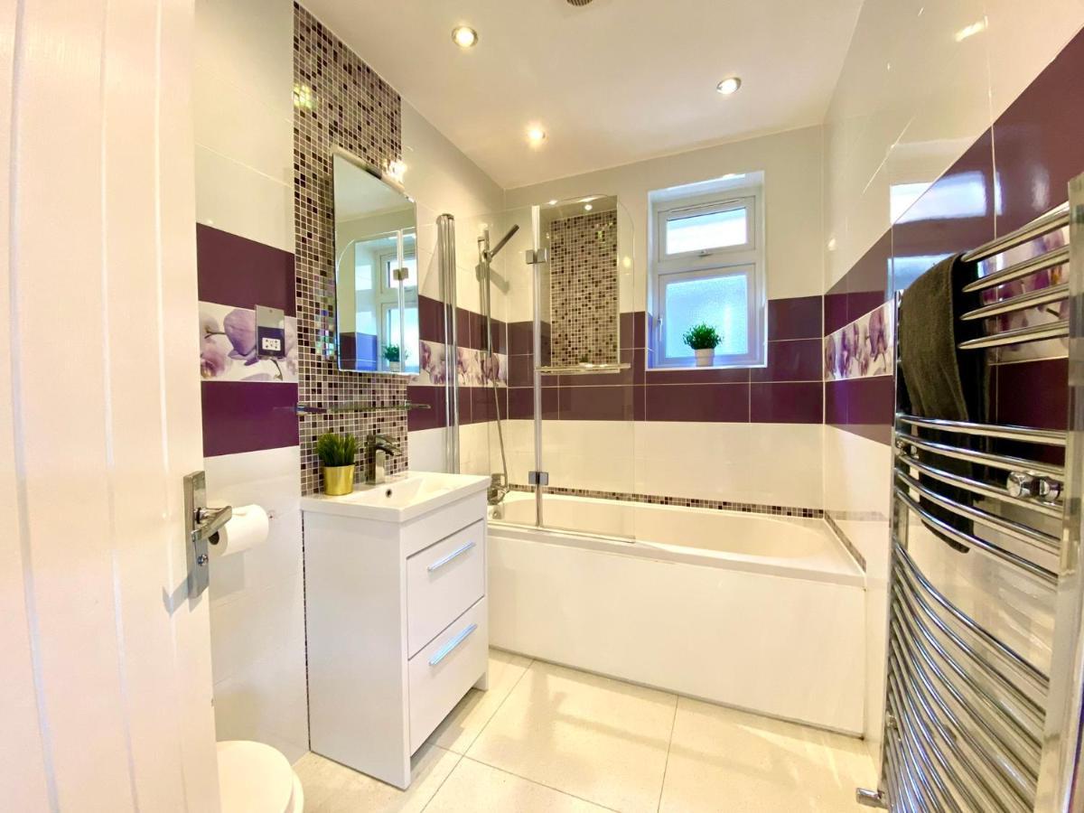 2 Min Walk To The Best Beach! Stunning Newly Refurbished Stylish 2 Bedroom Apartment! - Great Location - Free Parking - Fast Wifi - Smart Tv - Sleeps Up To 4! Close To Bournemouth & Poole Town Centre & Sandbanks ภายนอก รูปภาพ