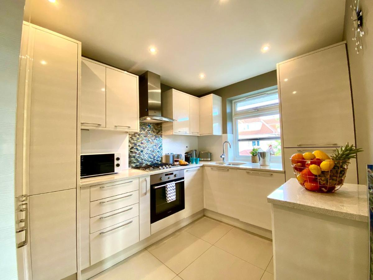 2 Min Walk To The Best Beach! Stunning Newly Refurbished Stylish 2 Bedroom Apartment! - Great Location - Free Parking - Fast Wifi - Smart Tv - Sleeps Up To 4! Close To Bournemouth & Poole Town Centre & Sandbanks ภายนอก รูปภาพ