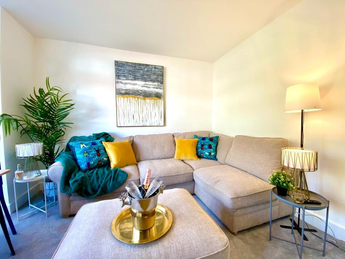 2 Min Walk To The Best Beach! Stunning Newly Refurbished Stylish 2 Bedroom Apartment! - Great Location - Free Parking - Fast Wifi - Smart Tv - Sleeps Up To 4! Close To Bournemouth & Poole Town Centre & Sandbanks ภายนอก รูปภาพ