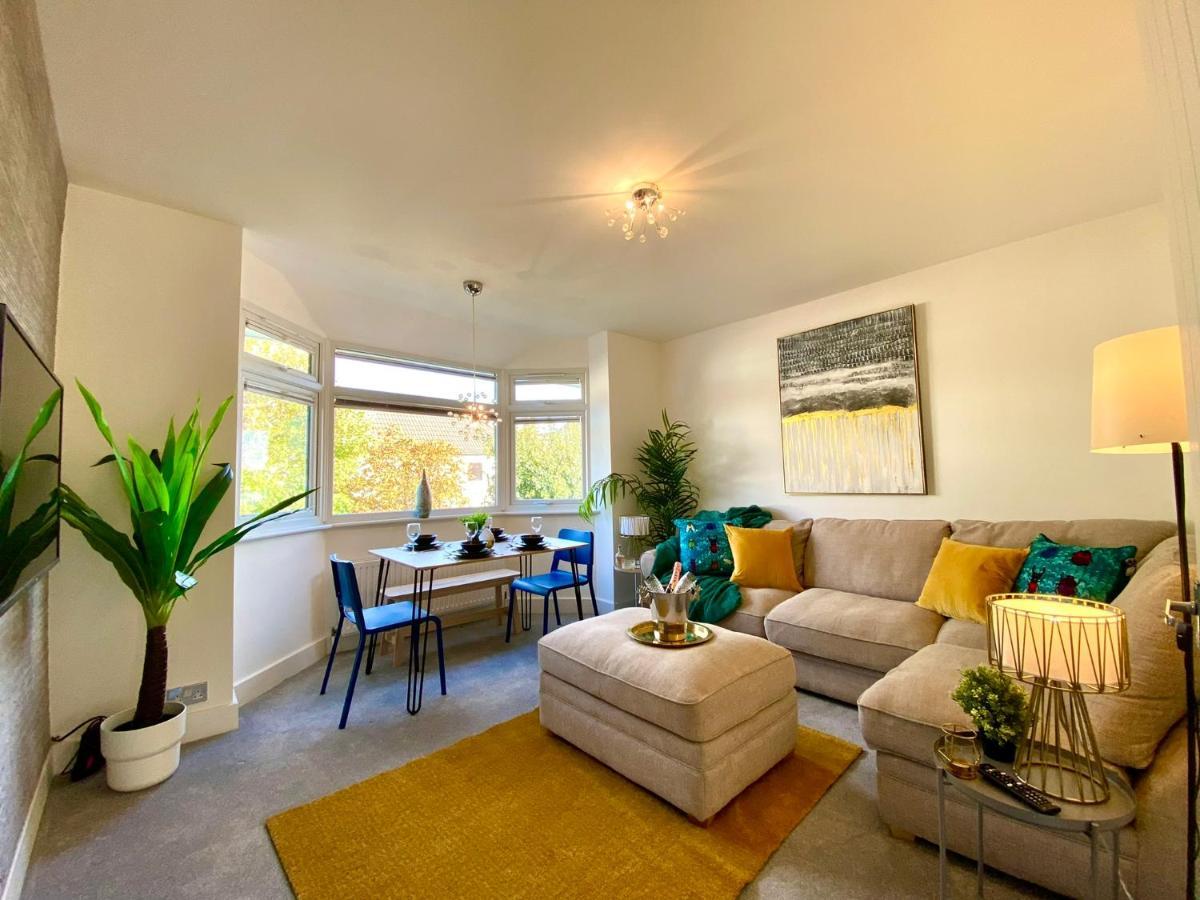 2 Min Walk To The Best Beach! Stunning Newly Refurbished Stylish 2 Bedroom Apartment! - Great Location - Free Parking - Fast Wifi - Smart Tv - Sleeps Up To 4! Close To Bournemouth & Poole Town Centre & Sandbanks ภายนอก รูปภาพ