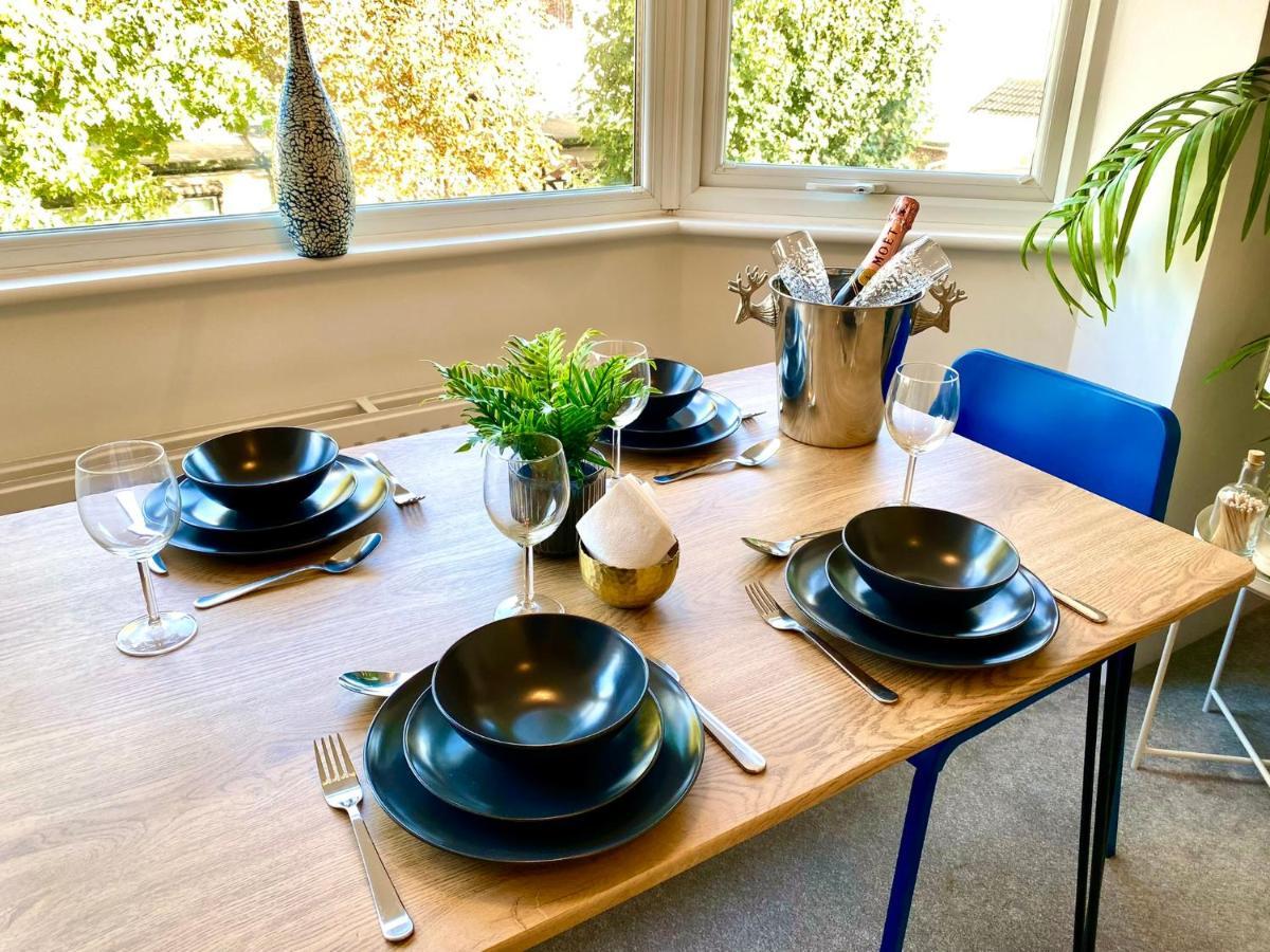 2 Min Walk To The Best Beach! Stunning Newly Refurbished Stylish 2 Bedroom Apartment! - Great Location - Free Parking - Fast Wifi - Smart Tv - Sleeps Up To 4! Close To Bournemouth & Poole Town Centre & Sandbanks ภายนอก รูปภาพ