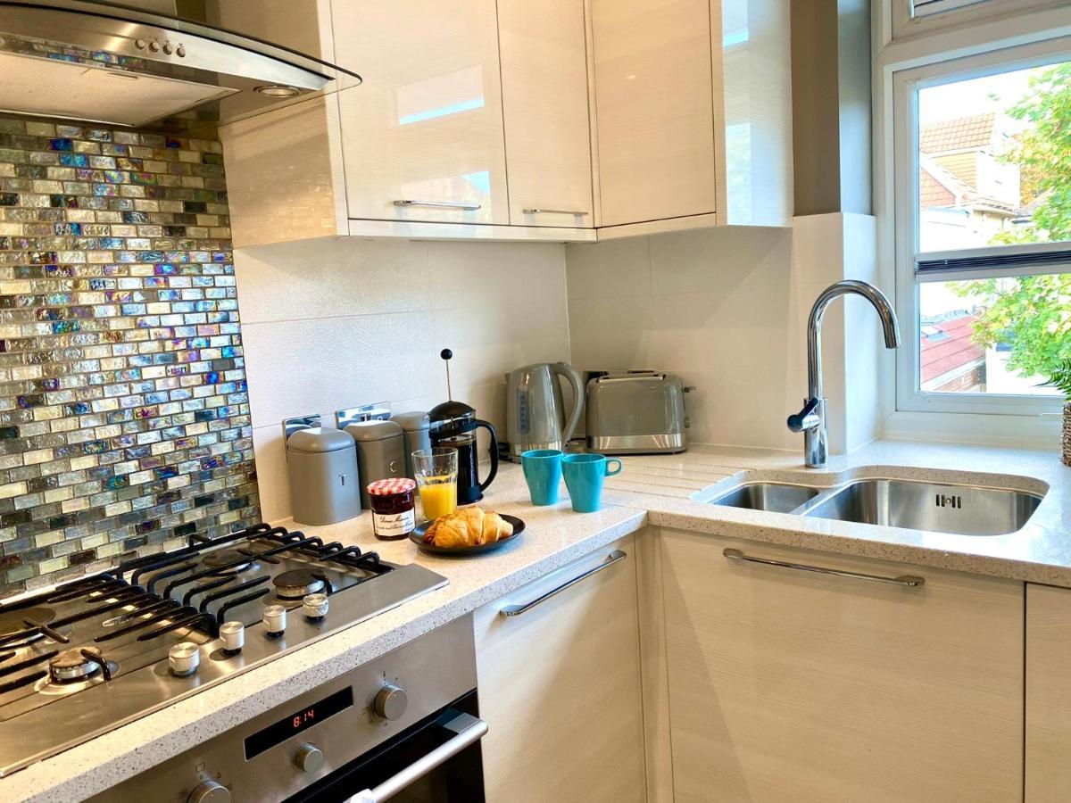 2 Min Walk To The Best Beach! Stunning Newly Refurbished Stylish 2 Bedroom Apartment! - Great Location - Free Parking - Fast Wifi - Smart Tv - Sleeps Up To 4! Close To Bournemouth & Poole Town Centre & Sandbanks ภายนอก รูปภาพ